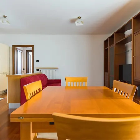 5 Minutes From Station With Parking