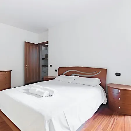 5 Minutes From Station With Parking *