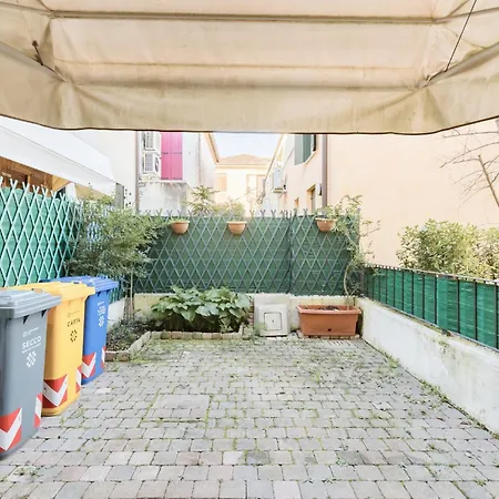 5 Minutes From Station With Parking *