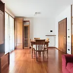 5 Minutes From Station With Parking Apartman